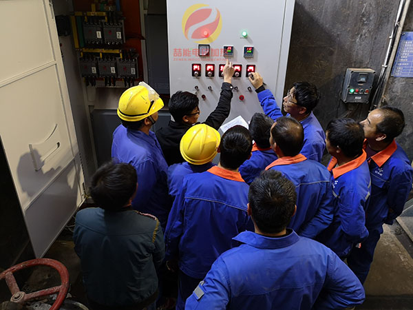 技術(shù)人員給客戶認(rèn)真培訓(xùn),設(shè)備圓滿運(yùn)行,客戶驗(yàn)收 技術(shù)人員給客戶認(rèn)真培訓(xùn),設(shè)備圓滿運(yùn)行,客戶驗(yàn)收